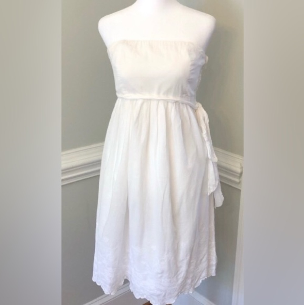 GAP Strapless White Dress with Feminine Embroidery and Hidden Pockets